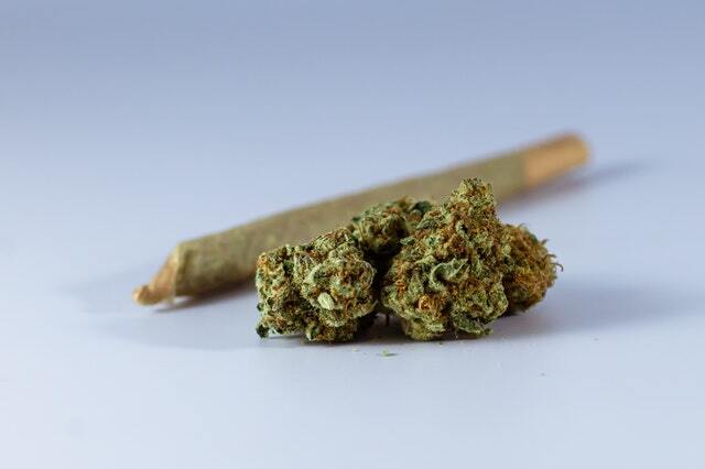 getrocknetes Cannabis mit joint